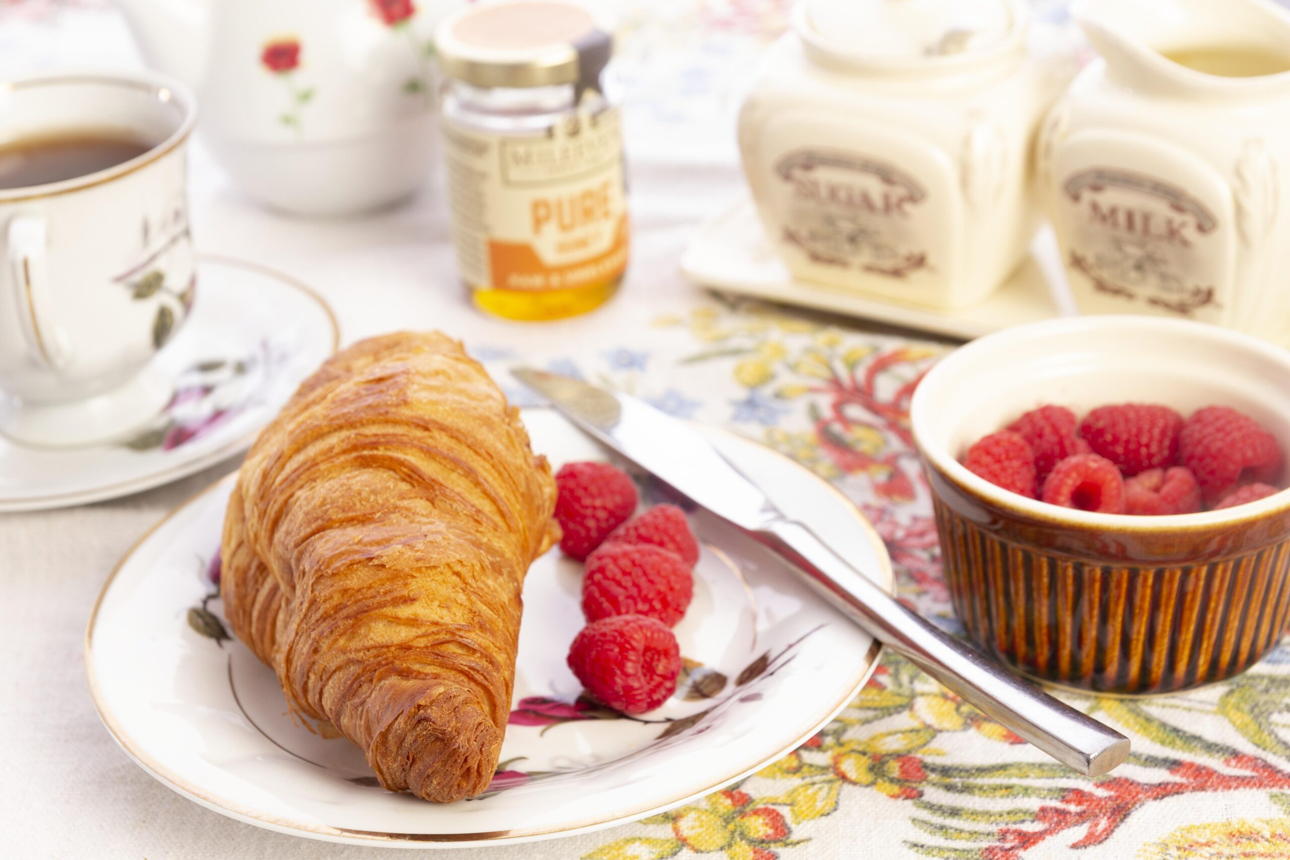 Petit déjeuner élégant avec thé et viennoiseries