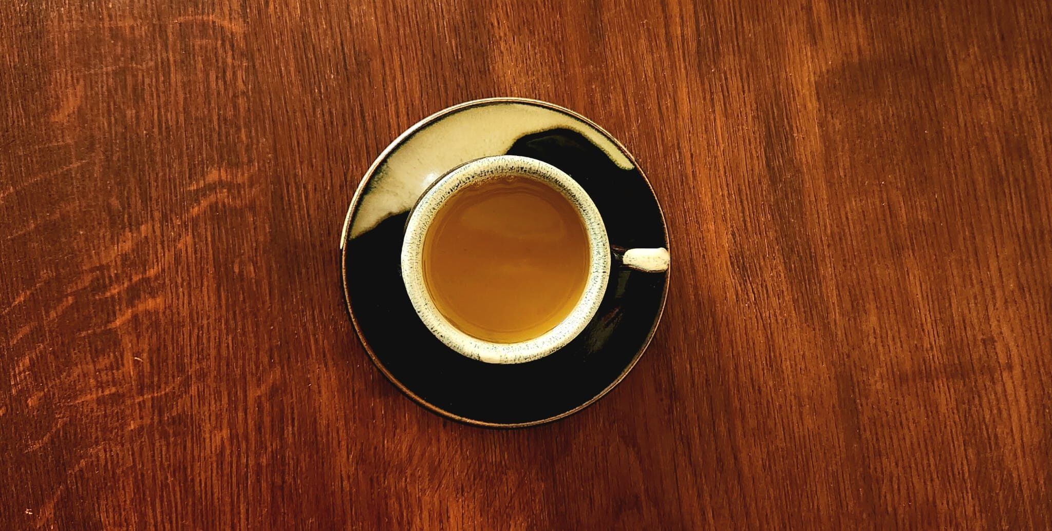 Tasse de thé vert sur table en bois — Antique Thé