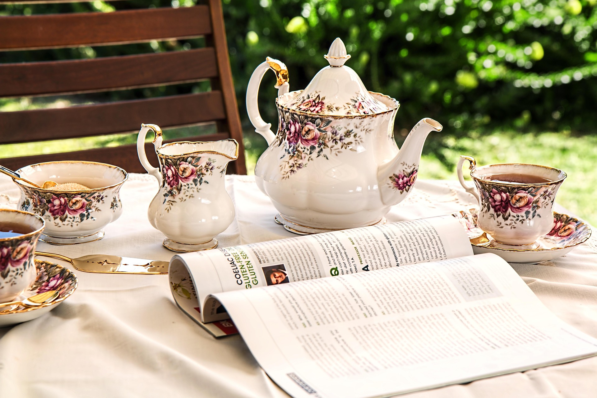 Service à thé dans le jardin — Antique Thé