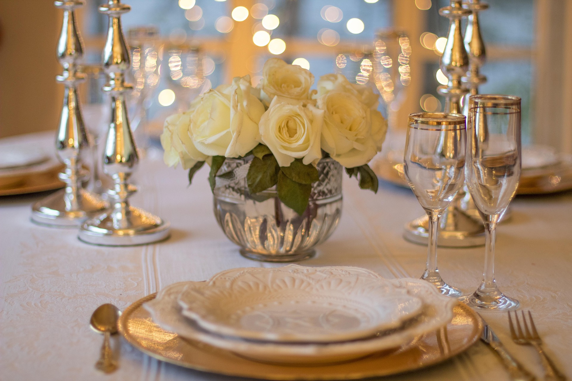 Table de déjeuner élégamment dressée