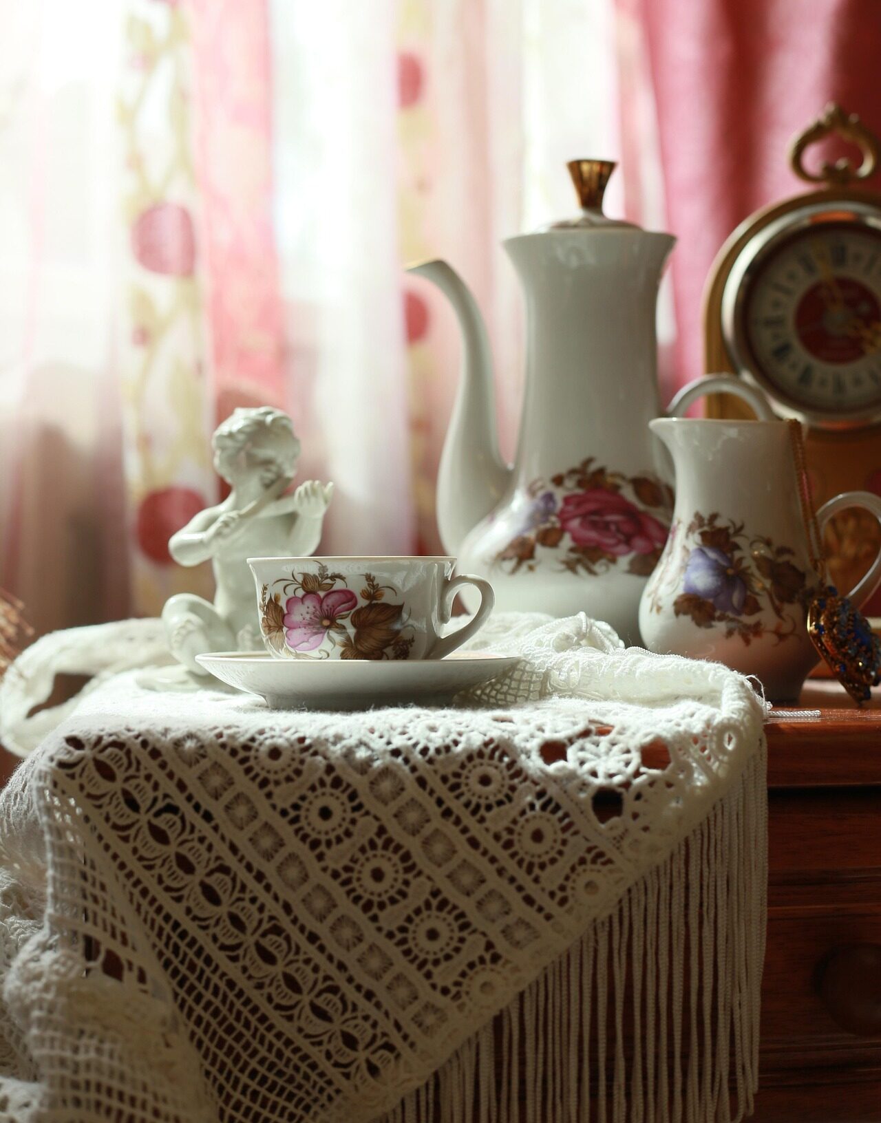 Tasse de thé posée délicatement — Le Journal de la Maison