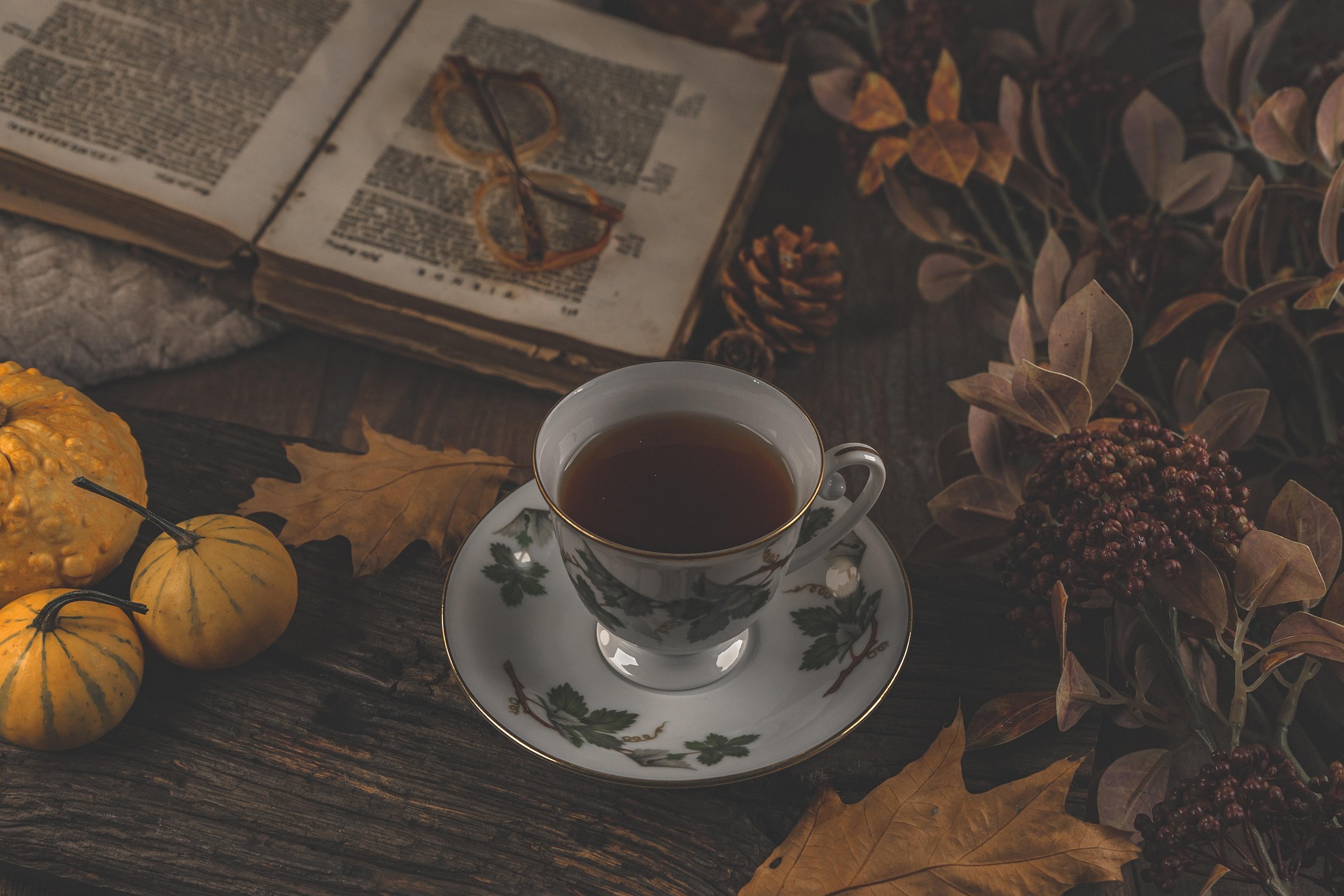 Tasse de thé posée délicatement — Le Journal de la Maison