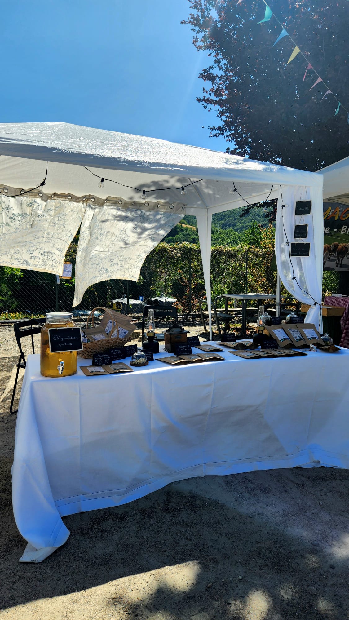 Stand Antique Thé Marché Nocturne Montromant